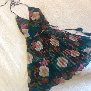 Size Medium Emerald Green Floral Wrap Dress 💚